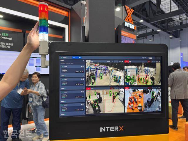 종합 AI 설루션 기업인 인터엑스가 3일 서울 강서구 코엑스마곡에서 열린 제1회 산업 AI 엑스포에서 안전AI 기술을 전시장에 적용해 보여주고 있다. 오지혜 기자