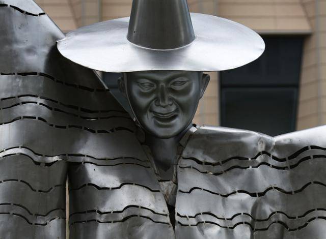 2014년 12월 세종시 국세청사 앞에 설치될 당시부터 "저승사자를 연상시킨다"는 평가를 받다가 결국 철거된 '흥겨운 우리 가락' 동상. 한국일보 자료사진