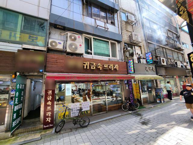 7월 찾은 서울 종로구 주얼리 거리 모습. 1층 매장 위는 주얼리노동자들이 일하는 공장이다. 송주용 기자