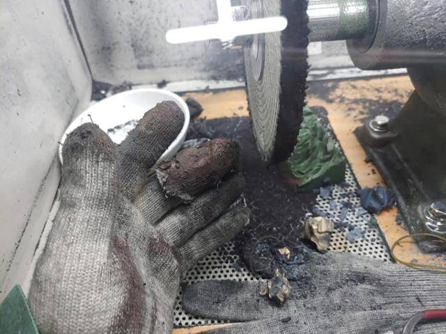 서울 종로구 소재 한 주얼리공장에서 노동자가 귀금속을 만드는 모습. 귀금속 광택을 내는 광택기 작업을 하면 면장갑이 금세 찢어지고 까만 금속가루가 온몸을 덮는다. 그런데도 보호장비가 제대로 지급되지 않는다. 금속노조 주얼리분회 제공