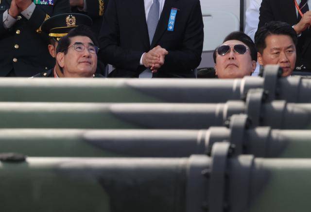 윤석열(오른쪽 두 번째) 전 대통령이 지난해 10월 1일 열린 국군의날 기념 시가행진행사에서 김용현 전 국방부 장관과 행진을 지켜보고 있다. 왕태석 선임기자