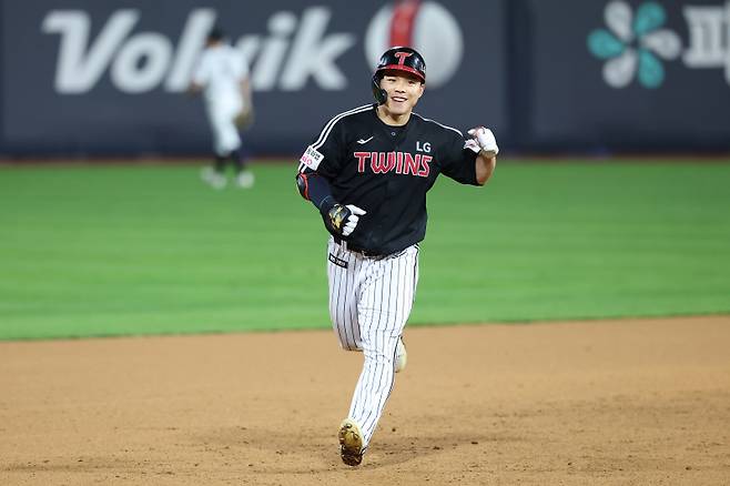 LG 문성주가 4일 수원 KT전 8회 초 역전 만루 홈런을 터뜨린 뒤 왼 주먹을 불끈 쥐고 베이스를 돌고 있다. LG 제공