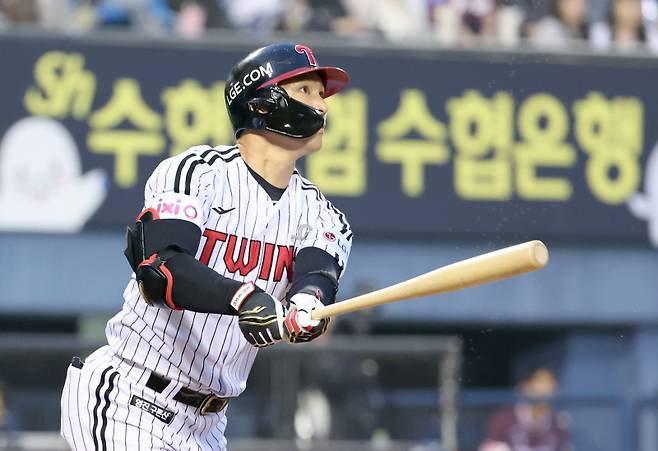 15일 오후 잠실야구장에서 열린 2025 프로야구 키움과 LG 경기. LG 오지환이 4회 우월 2점 홈런을 날리고 있다. 잠실=정시종 기자 capa@edaily.co.kr /2025.05.15.