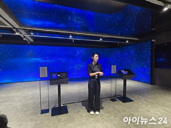 T팩토리 성수 관계자가 지하 1층 공간을 소개하고 있는 모습. [사진=안세준 기자]