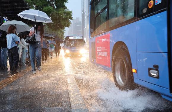 비가 내리는 서울 강남역 인근에서 시민들이 우산을 쓴 채 이동하고 있다. 국지성 집중호우가 올해 여름 많이 내렸다. [사진=연합뉴스]
