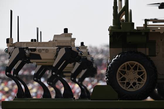 무인 수상정(위 사진)과 로봇개 군단 등 무인 전투체계도 공개됐다. [신화=연합뉴스]