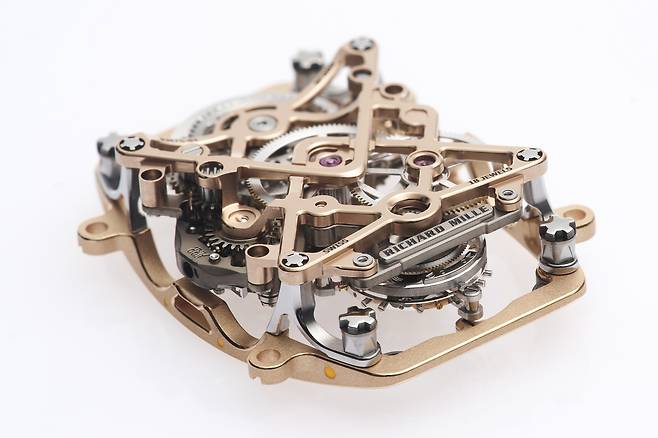 필요한 부분만 남긴 채 뼈대를 드러낸 스켈레톤 무브먼트의 모습. 사진 리차드 밀