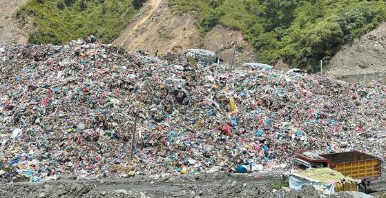 지난달 21일(현지시간) 네팔 바그마티주에 있는 쓰레기 매립지 ‘반차레단다’에는 수도 카트만두 권역의 모든 쓰레기가 모인다. 폐기물 수거로 돈을 벌기 위해 이곳을 찾는 폐기물 노동자들이 ‘쓰레기산’ 곳곳에서 일하고 있다. 바그마티=문일요 기자