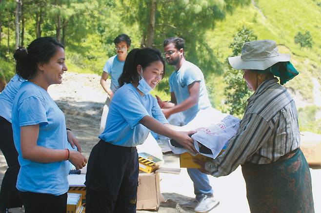 칼파바티카 소사이이어티 네팔 활동가들이 매립지 노동자에게 안전부츠를 전달하는 모습. [사진 칼파바티카 소사이어티 네팔]