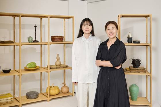 2025 예올X샤넬 프로젝트에서 '올해의 장인'으로 선정된 박갑순 지호장(오른쪽), '젊은 공예인'으로 선정된 이윤정 작가. 사진 샤넬