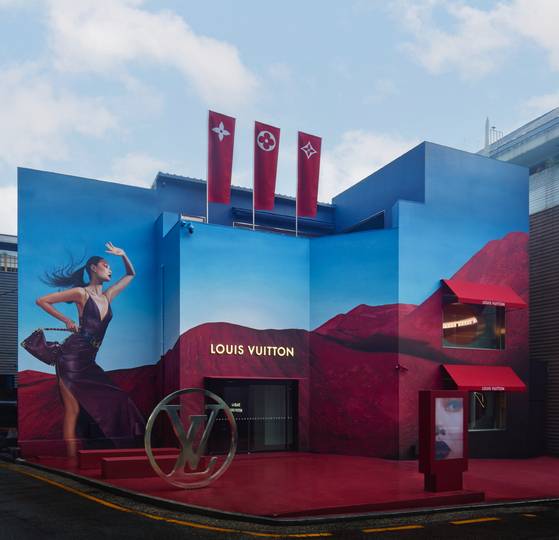 루이 비통의 첫 화장품 라인 '라 보테 루이 비통'을 선보이고 있는 도산 팝업 스토어. 사진 루이 비통