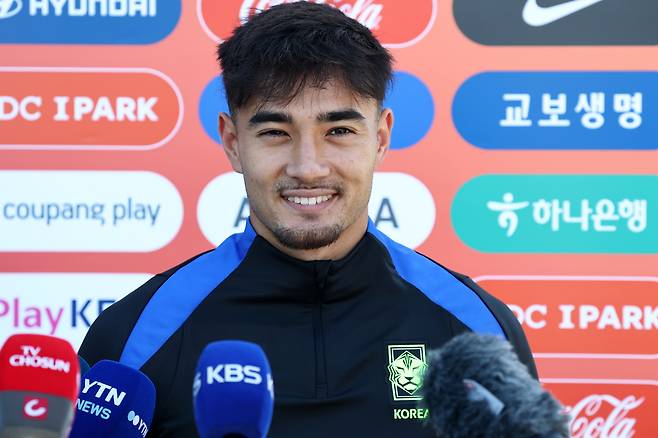 3일(현지시간) 미국 뉴욕주 아이칸 스타디움에서 진행된 한국 축구 대표팀 훈련에서 옌스 카스트로프가 인터뷰를 하고 있다. [연합뉴스]