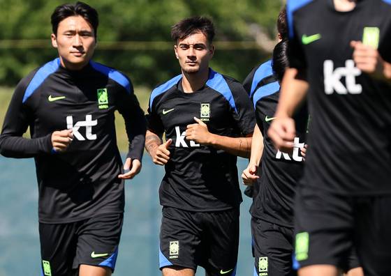 3일(현지시간) 미국 뉴욕주 아이칸 스타디움에서 진행된 한국 축구 대표팀 훈련에서 옌스 카스트로프가 몸을 풀고 있다. [연합뉴스]