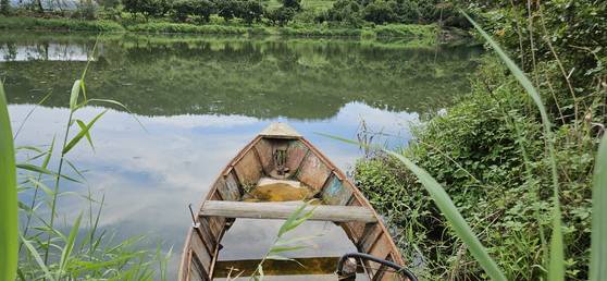 댐 건설 후보지로 거론되는 충남 청양군 지천. 부유물 등이 많아 하천물이 혼탁해 보인다. 김방현 기자