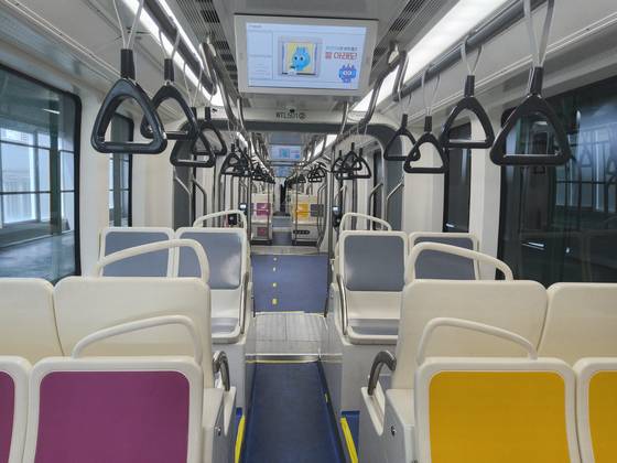 위례선에 투입되는 트램 차량 내부. [사진 서울시]