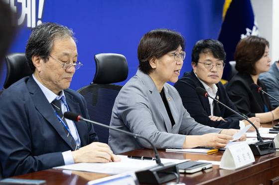 정은경 보건복지부 장관이 4일 서울 여의도 국회 의원회관에서 열린 보건복지위원회 당·정·대 협의에서 모두 발언을 하고 있다. 뉴스1