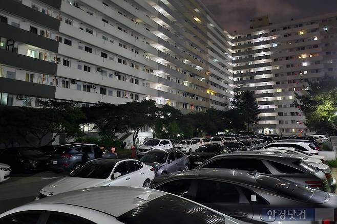 강남구 대치동 은마아파트 단지 내 차들이 이중 주차된 모습. 사진=한경DB