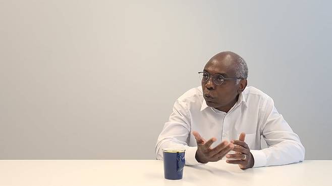 코퓌 마킨와 델프트 공대 전자공학부 학부장이 한국경제신문과 인터뷰를 하고 있다. / 델프트=강경주 기자