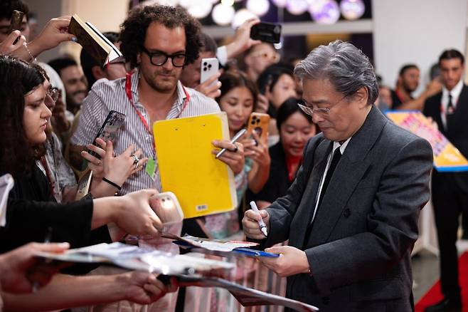 베니스영화제에서 박찬욱 감독이 관객들에게 사인을 하고 있다. /Jacopo Salvi, 베니스 영화제 제공. ASAC