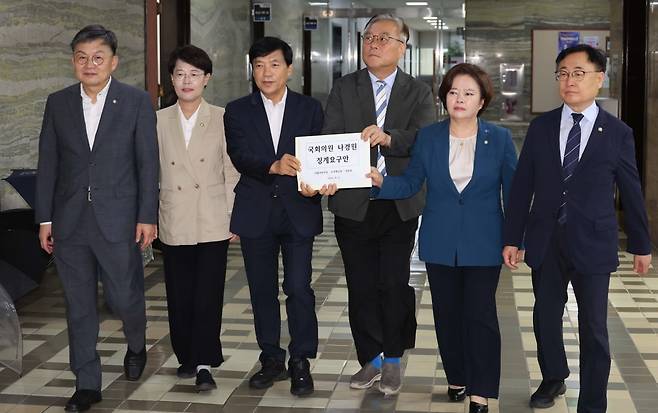 이재강·이성윤 더불어민주당 의원, 정춘생 조국혁신당 의원, 전종덕 진보당 의원 등이 4일 오전 서울 여의도 국회 의안과에 나경원 의원 징계요구안을 제출하고 있다. / 사진=뉴스1