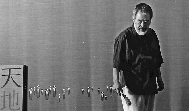 붓을 든 2000년대의 김창열 작가.  /갤러리현대 제공