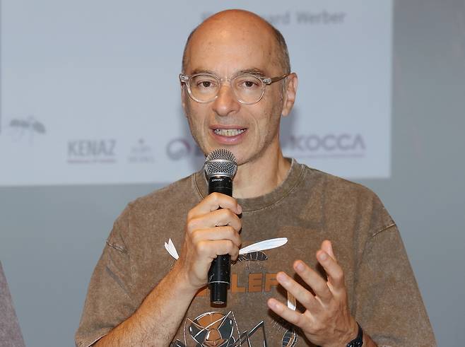 3일 서울 강남구 크레센도서울호텔에서 열린 웹툰 <개미> 제작발표회에서 원작 소설 작가 베르나르 베르베르가 인사말을 하고 있다. 연합뉴스