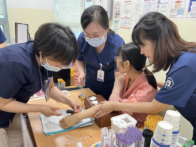 4일 서울의료원 의료진이 장애인을 대상으로 건강검진을 하고 있다. 푸르메재단 제공