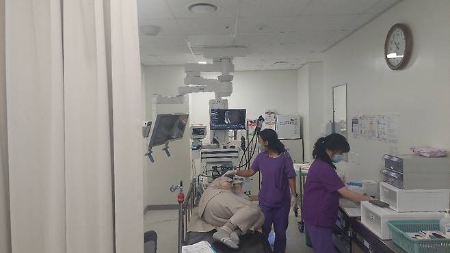 4일 서울의료원 의료진이 장애인을 대상으로 건강검진을 하고 있다. 김찬호 기자