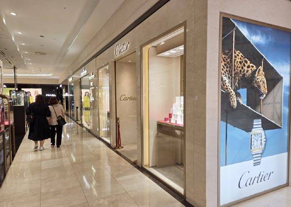 롯데백화점 부산본점 1층에 명품 매장이 줄지어 있다.  최승희 기자