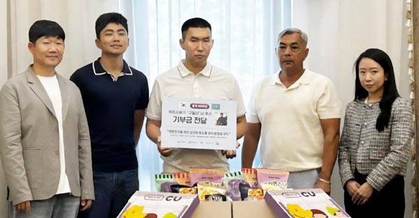 CU는 카자흐스탄 심켄트 지역에서 독립운동가 구철성 선생의 증손자 강드미트리(가운데) 씨 등 후손 가족에게 기부금을 전달했다.  CU 제공
