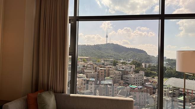 A view of Mount Namsan from the Ambassador Seoul-A Pullman Hotel’s Premium Executive Room [WOO JI-WON]