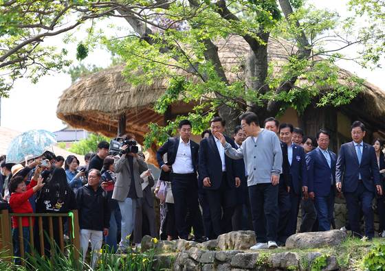 Then-presidential candidate Lee Jae Myung speaks to his supporters in Gangjin, South Jeolla, on May 11. [YONHAP]