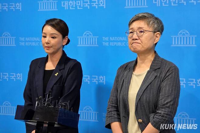 조국혁신당 강미정 대변인과 강미숙 고문이 4일 기자회견을 마친 뒤 기자들의 질문에 답하고 있다. 김건주 기자