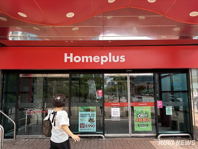 연내 폐점이 예정된 홈플러스 가양점에 한 소비자가 발걸음을 옮기고 있다. 이다빈 기자