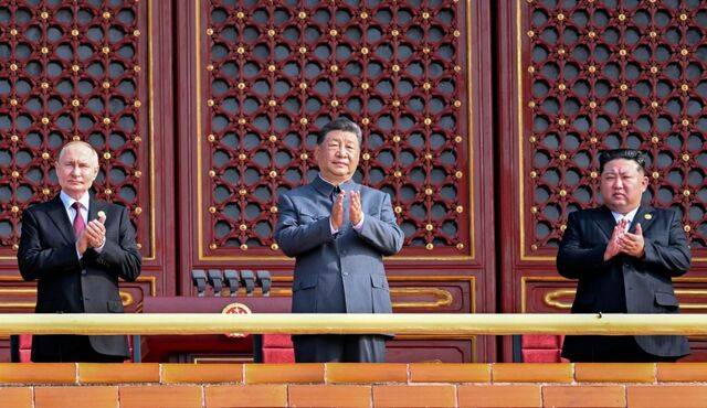 블라디미르 푸틴 러시아 대통령과 시진핑 중국 국가주석, 김정은 북한 국무위원장이 3일 베이징 천안문 망루에 나란히 서서 중국 전승절 80주년 열병식을 참관하고 있다. 북·중·러 정상이 한자리에 모인 것은 1959년 중국 건국기념일 열병식(아래 사진) 당시 김일성(맨 왼쪽) 북한 주석, 마오쩌둥(오른쪽 두 번째) 중국 국가주석, 니키타 흐루쇼프(맨 오른쪽) 소련 공산당 서기가 함께 망루에 선 이후 66년 만이다. 신화연합뉴스, 바이두 캡처