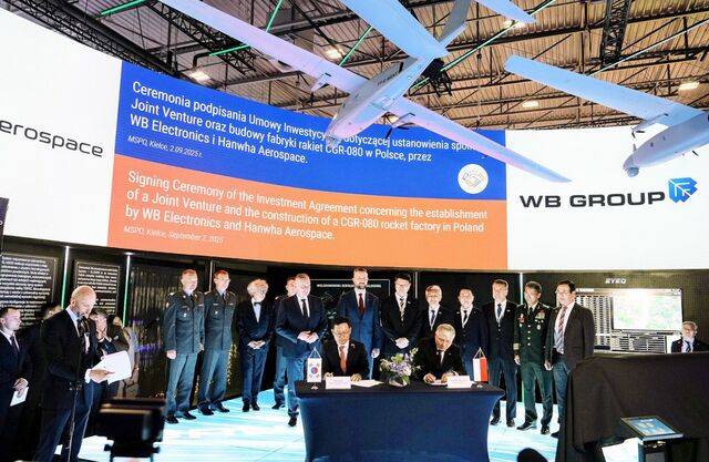 한화에어로스페이스는 2일(현지시간) 폴란드 최대 민간 방산기업인 WB그룹과 다연장로켓 ‘천무’ 유도탄 생산을 위한 현지 합작 법인 설립에 최종 합의했다. 사진은 손재일(왼쪽) 한화에어로스페이스 대표와 피오트르 보이첵 WB그룹 회장이 폴란드 키엘체에서 열린 ‘국제 방위산업 전시회’에서 합의문에 서명하는 모습. 한국방위산업진흥회 제공