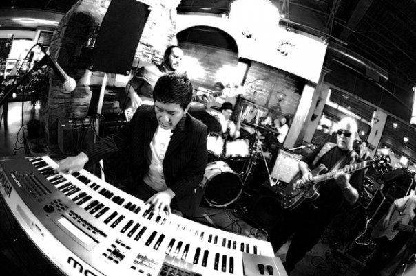 뮤지션 지노박이 1999년 미국 로스앤젤레스에 있는 한 재즈클럽에서 연주하고 있다. 지노박 제공