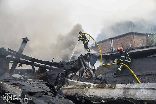 3일 공습으로 화재가 발생한 우크라이나 흐멜니츠키주의 한 건물. EPA연합뉴스