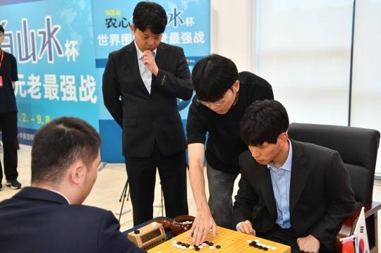 대국 후 복기하는 한국선수단. 사진[연합뉴스]