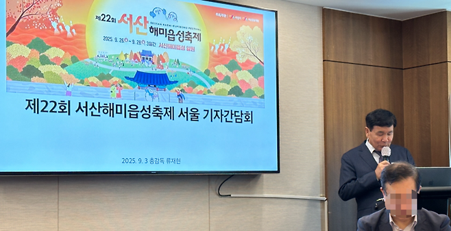 설명하고 있는 임진번 서산문화재단 대표 / 사진=권효정 여행+ 기자