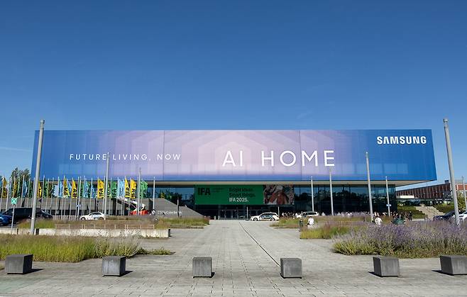 오는 5일부터 9일(현지시간) ‘IFA 2025’가 열리는 독일 ‘메세 베를린’의 삼성전자 전시관이 위치한 ‘시티큐브 베를린’의 전경. <삼성전자>