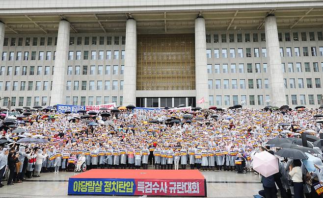 장동혁 대표, 송언석 원내대표를 비롯한 국민의힘 소속 의원과 당원들이 4일 서울 여의도 국회 본청 계단에서 열린 야당말살 정치탄압 특검수사 규탄대회에 참석해 구호를 외치고 있다. [사진 출처 = 연합뉴스]