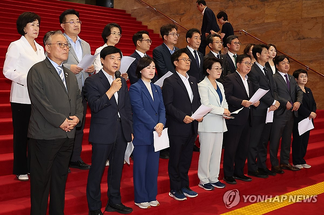 3일 서울 여의도 국회에서 국회 법제사법위원인 이성윤 의원 등 더불어민주당 초선 의원들이 국민의힘 나경원 의원의 초선 비하발언을 규탄하고 윤리위 제소방침을 밝히는 기자회견을 하고 있다. [사진 = 연합뉴스]