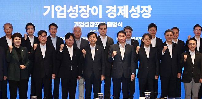 4일 롯데호텔 서울에서 열린 '기업성장포럼 출범식'에서 참석자들이 기념촬영을 하고 있다. 앞줄 왼쪽부터 김은혜 국민의힘 원내정책수석부대표, 김기식 국회미래연구원장, 김영훈 고용노동부 장관, 구윤철 경제부총리 겸 기획재정부 장관, 최태원 대한상공회의소 회장, 최기상 더불어민주당 정책위 사회수석부의장, 김창범 한국경제인협회 상근부회장, 이호준 한국중견기업연합회 상근부회장.  이승환 기자