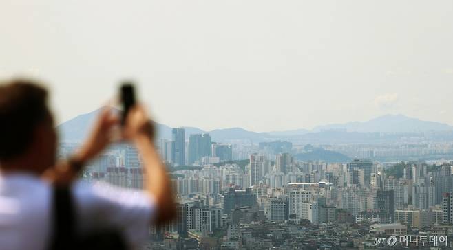 (서울=뉴스1) 황기선 기자 = 6·27 대출 규제가 시행된 지 두 달 만에 일부 지역에서 가격이 규제 이전 수준으로 회복되는 흐름이 나타나고 있다.   21일 국토교통부 실거래가공개시스템에 따르면 강남3구, 마포구, 성동구 아파트에서 대출 규제 직후에도 최고가 거래가 꾸준히 나왔다.  사진은 이날 서울시내 아파트 단지의 모습.  2025.8.21/뉴스1  Copyright (C) 뉴스1. All rights reserved. 무단 전재 및 재배포,  AI학습 이용 금지. /사진=(서울=뉴스1) 황기선 기자