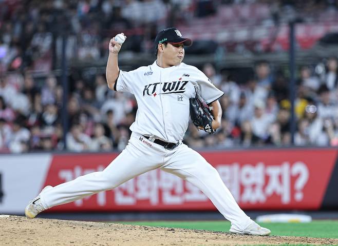 KT위즈가 선발 데뷔전에서 깜짝 호투를 선보인 문용익을 필두로 4위 굳히기에 나선다. 사진은 KT에서 활약 중인 문용익의 모습. /사진=뉴스1