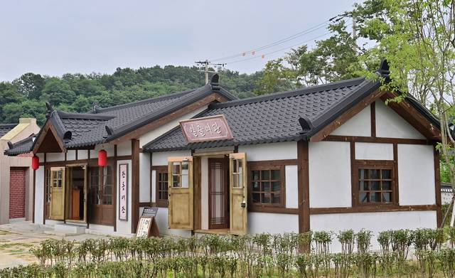 강원 철원 노동당사 철원역사문화공원에 재현된 옛 철원읍의 건축물. 금강산 전기철도를 타고 여행하는 이들이 묵어갔던 여관이다.