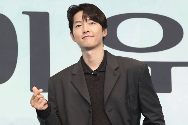 배우 송중기가 4일 서울 구로구 더링크서울호텔에서 열린 JTBC 금요 드라마 ‘마이 유스’ 제작발표회에서 포즈를 취하고 있다. 연합뉴스