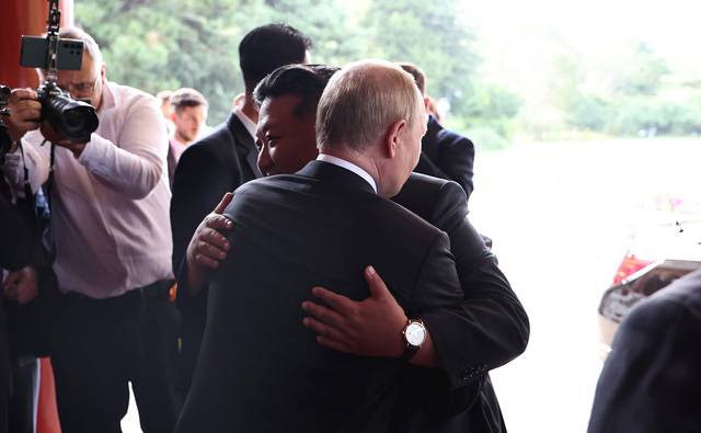 김정은 북한 국무위원장과 포옹하는 블라디미르 푸틴 러시아 대통령. UPI 연합뉴스