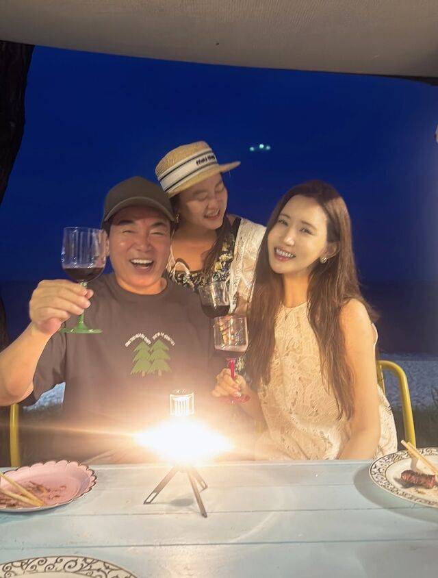 배우 김일우와 즐거운 시간을 보내고 있는 심진화와 이다해. /심진화 소셜미디어